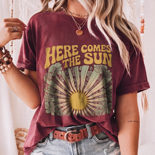 Here Comes The Sun Women's Groovy Tee