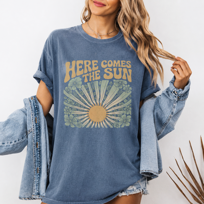 Here Comes The Sun Women's Groovy Tee