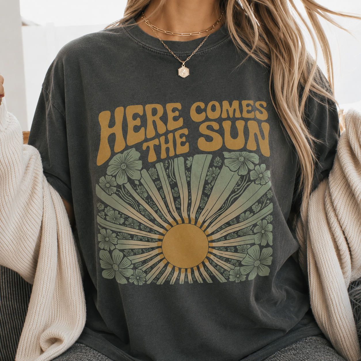 Here Comes The Sun Women's Groovy Tee